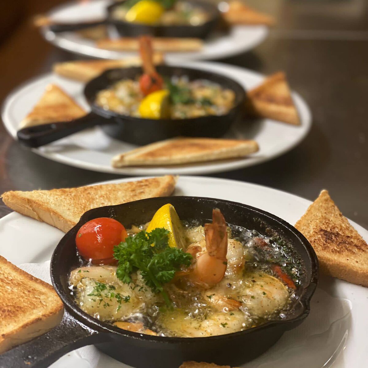 Gambas in Olivenöl mit Knoblauchbrot