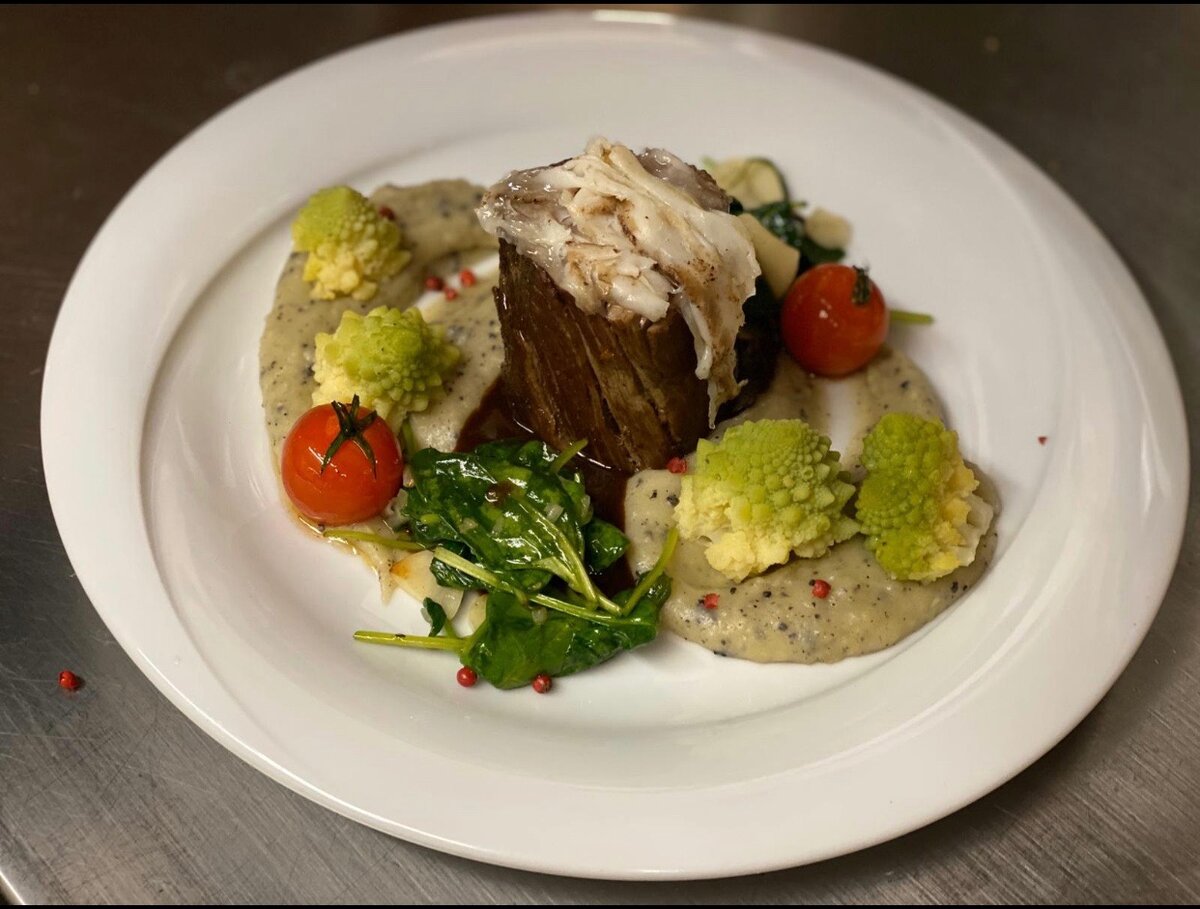 Gebratenes Fleisch mit Romanesco und Tomaten