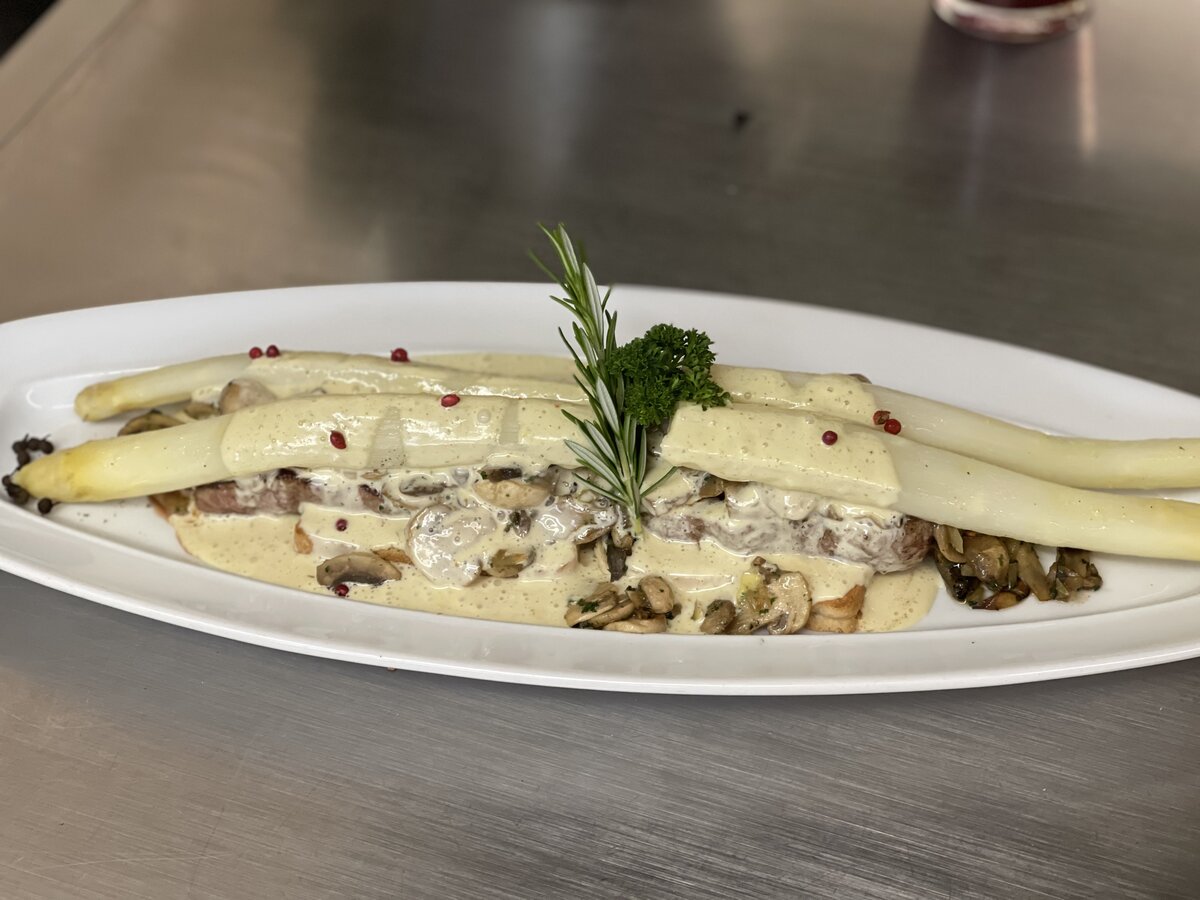 Spargel mit Kräutern