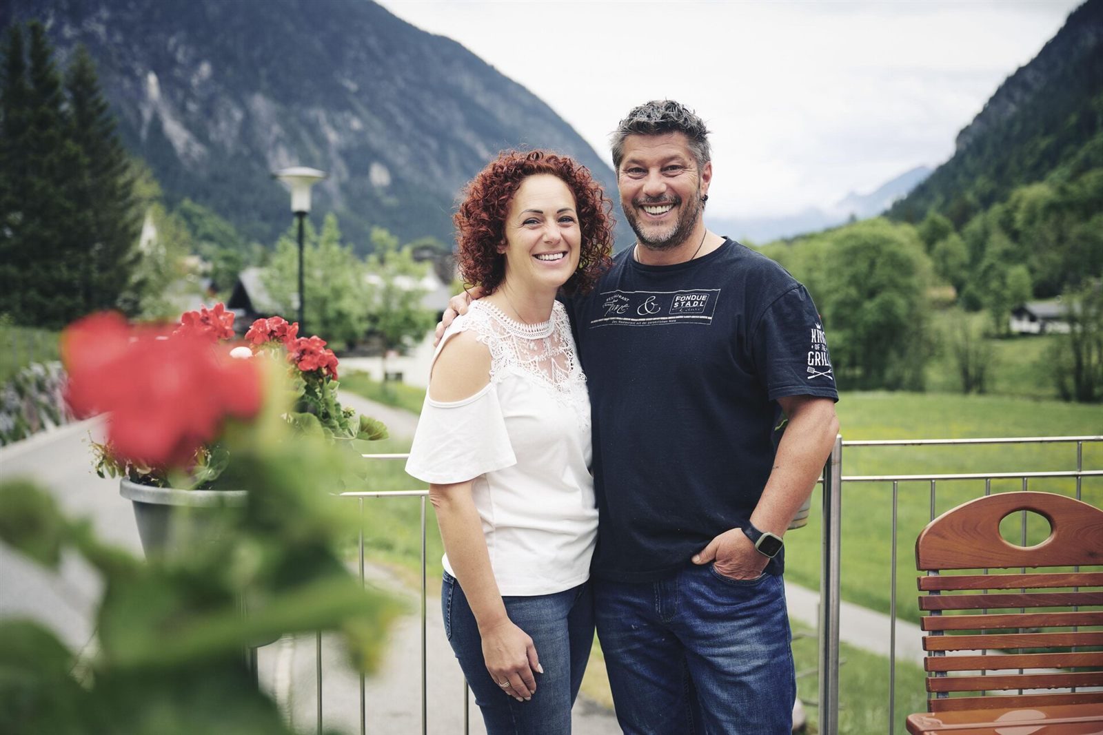 Elke und Alexander Terler auf der Terrasse der Alpen Tenne, im Hintergrund die Berge des Brandnertals